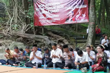 Hadiri Doa Tutup Tahun 2025 Lintas Umat, Gus Qowim: Perbedaan adalah Pelangi Indah Foto BeritaJatim.com
