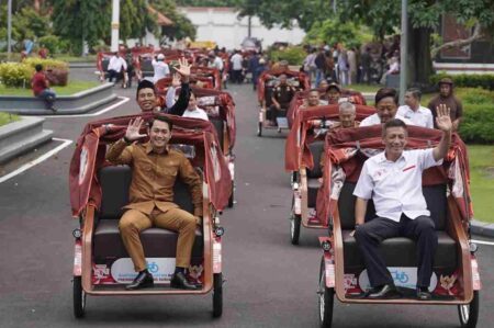 Presiden Prabowo Salurkan 100 Becak Listrik di Tuban, Prioritas Tukang Becak Lansia Foto BeritaJatim.com
