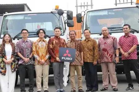 Fuso Serahkan 10 Unit Fighter X Tractor Head ke Perusahaan Logistik di Surabaya Foto BeritaJatim.com