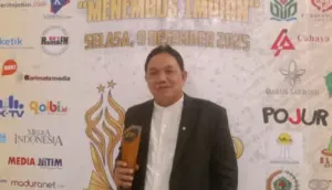 Penghargaan Pertama Achsanul Qosasi Selama 15 Tahun Mengurus Sepakbola di Madura Foto BeritaJatim.com