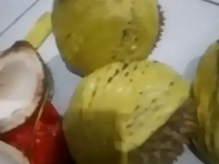 Pedagang Durian Nakal di Depan Pasar Chenghoo Pandaan Diduga Jual Durian Busuk Foto BeritaJatim.com