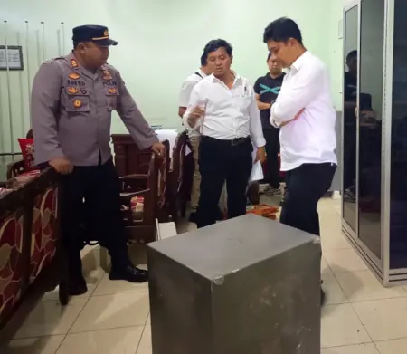 Brankas SMPN 1 Pulung Ponorogo Dibobol Maling, Uang Rp180 Juta Raib Foto BeritaJatim.com