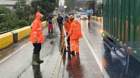 Jembatan Jalan Mastrip Bondowoso Retak 25 Meter, Kendaraan Dibatasi Foto BeritaJatim.com