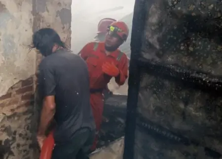 Dua Toko di Pamekasan Ludes Dilalap Si Jago Merah Foto BeritaJatim.com