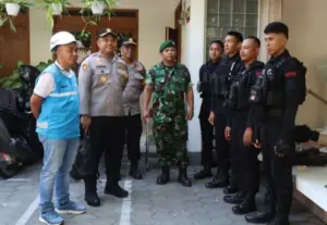 Kapolres Pamekasan Sisir Gereja, Pastikan Perayaan Natal Aman dan Lancar Foto BeritaJatim.com