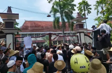 AMP3 Demo Bupati Pamekasan, Sorot Pemerataan Pembangunan Hingga Gift DA7 untuk Valen Foto BeritaJatim.com