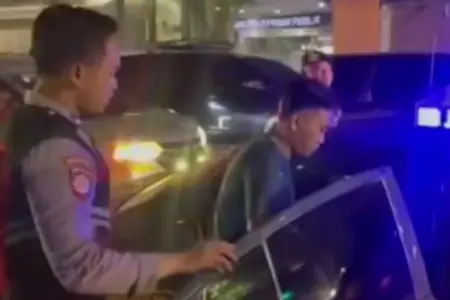 Empat Jukir Liar di Surabaya Tarik Tarif Parkir Tak Sesuai Karcis, Ngaku untuk Ganti Helm Hilang Foto BeritaJatim.com