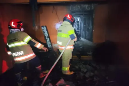 Diduga Korsleting Listrik, Rumah Warga Bojonegoro Terbakar, 5 Orang Selamat Foto BeritaJatim.com