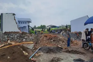 Tembok Perumahan Griya Shanta Kota Malang Diruntuhkan Sejumlah Warga Foto BeritaJatim.com