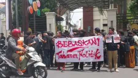 Mahasiswa Berunjuk Rasa di Depan Pengadilan Negeri Jember Foto BeritaJatim.com