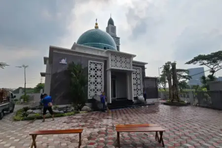 Malam Ini, Khofifah Serahkan Penghargaan Lingkungan Hidup 2025 dan Resmikan Masjid Nurul Hayat DLH Jatim Foto BeritaJatim.com
