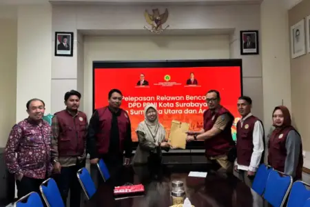 PPNI Surabaya Kirim Delegasi dan Bantuan Rp75 Juta untuk Korban Banjir Sumatra Foto BeritaJatim.com