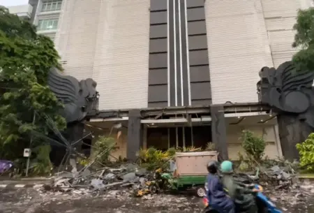 Puting Beliung Robohkan Sejumlah Pohon dan Ornamen Paduraksa di Gedung Pemkab Lamongan Foto BeritaJatim.com