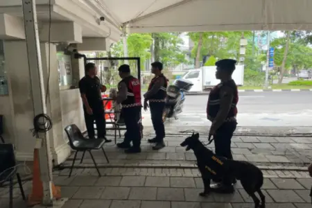 Patroli Sterilisasi Gereja, Polda Jatim Libatkan Unit K9 Ditsamapta Foto BeritaJatim.com