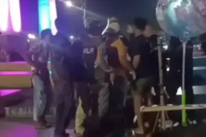 Cekcok Satpol PP dan PKL di Alun-alun Trunojoyo Sampang Viral di Media Sosial Foto BeritaJatim.com
