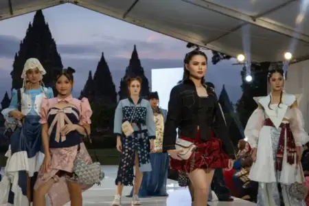 Fashion Spectacle di Prambanan, UC–Gosh Dorong Pembelajaran Industri dan Pelestarian Budaya Foto BeritaJatim.com
