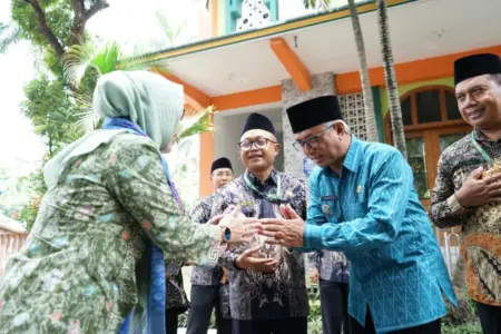 Gus Qowim Hadiri Peresmian Salim Sport Center MAN 2 Kota Kediri Foto BeritaJatim.com