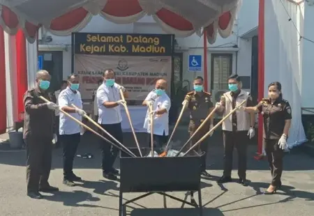 Kejari Kabupaten Madiun Musnahkan Barang Bukti dari 17 Perkara Foto BeritaJatim.com