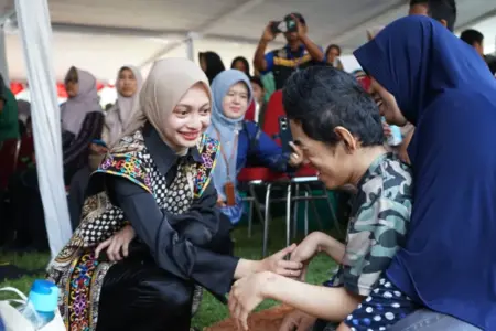 Mbak Wali Hadirkan Kebahagiaan, Salurkan Santunan pada 1.241 Anak Yatim Foto BeritaJatim.com