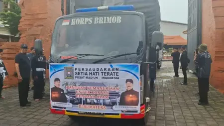 Aksi Kemanusiaan PSHT Pusat Madiun untuk Korban Banjir Sumatra, Bantuan Dikirim via Armada TNI AL Foto BeritaJatim.com