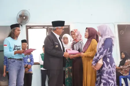 Gus Qowim Salurkan Bakti Sosial di Hari Ibu, Kuatkan Perempuan Kepala Keluarga Foto BeritaJatim.com