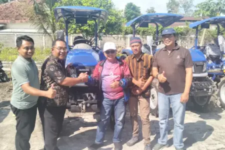 Genjot Produktivitas, Bupati Rijanto Gelontorkan 158 Alsintan untuk Petani Blitar Foto BeritaJatim.com