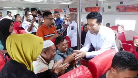 Kapal Cepat Trans Laut Beroperasi, Emil Bawa Salam Khusus dari Gubernur Khofifah Foto BeritaJatim.com