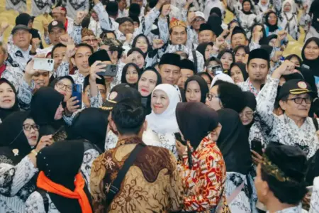 HUT PGRI ke-80 dan HGN 2025 Jatim, Khofifah Hadiahi Laptop dan Umroh untuk Guru di Daerah 3T Foto BeritaJatim.com