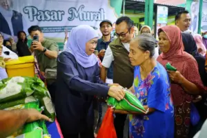 Gubernur Khofifah Komitmen Stabilkan Harga Jelang Nataru dan Ramadan 2026 di Jatim Foto BeritaJatim.com