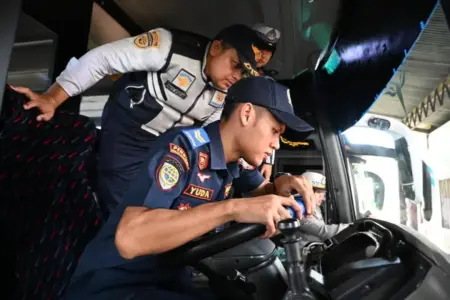 Nataru, Dishub dan Satlantas Polresta Banyuwangi Gencarkan Ramp Check di Sejumlah PO Bus Foto BeritaJatim.com