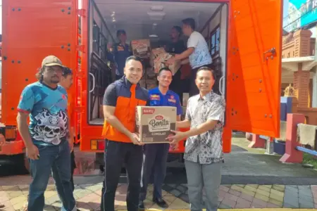 Peduli Bencana Sumatra, Ning Ita Lepas Bantuan Makanan Siap Saji dari Warga Mojokerto Foto BeritaJatim.com