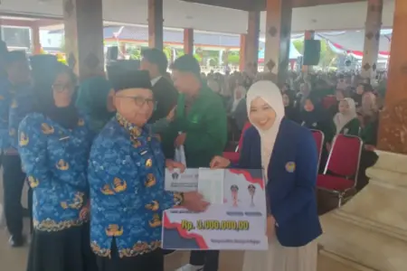 Bupati Rijanto dan Wabup Beky Kucurkan Beasiswa untuk 1.706 Mahasiswa Blitar Foto BeritaJatim.com