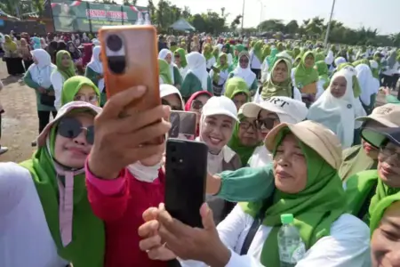 Ribuan Perempuan Padati TBM, Peringatan Hari Ibu ke-97 Jadi Aksi Nyata Cinta Keluarga dan Lingkungan Foto BeritaJatim.com