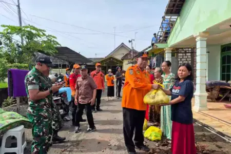 BPBD Tuban Salurkan Bantuan Warga 282 Rumah Rusak Akibat Puting Beliung di 9 Desa Foto BeritaJatim.com