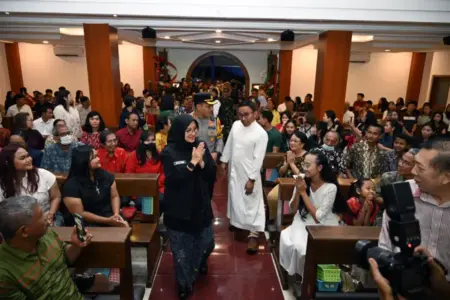 Malam Natal, Bupati Ipuk dan Forkopimda Patroli Gereja di Banyuwangi Pastikan Ibadah Aman Foto BeritaJatim.com