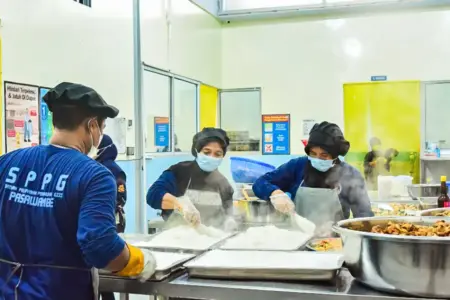 33 Dapur Umum MBG Lumajang Resmi Beroperasi, Siapkan 66 Ribu Porsi Setiap Hari Foto BeritaJatim.com