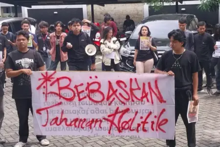 Puluhan Mahasiswa Unjuk Rasa di PN Jember Desak Vonis Bebas 8 Pendemo Foto BeritaJatim.com
