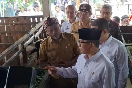 Apresiasi BUMDes Plosowahyu Lamongan, Mendes PDT Pastikan Tak Benturan dengan KDMP Foto BeritaJatim.com