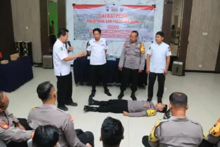 Tingkatkan Kemampuan Bhabinkamtibmas dan Polisi RW, Polres Ngawi Gelar Pelatihan PPGD Foto BeritaJatim.com