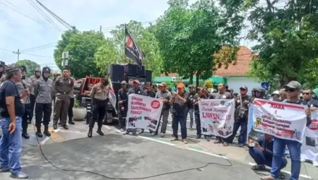 Massa Forum Rembug Masyarakat Jombang Gelar Aksi Anti-Korupsi dan Serahkan Laporan ke Kejaksaan Foto BeritaJatim.com