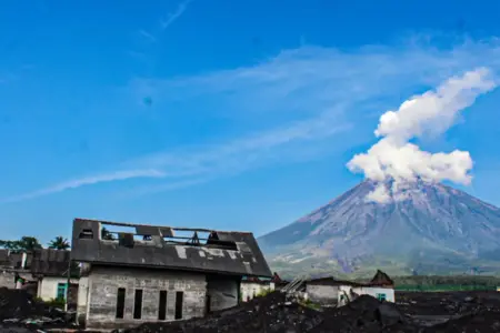 Status Gunung Semeru Turun Jadi Siaga, PVMBG Pastikan Tak Ada Suplai Magma Baru Foto BeritaJatim.com