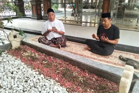 Gus Fahmi Berziarah ke Makam KH Hasyim Asyari di Tebuireng Jombang, Mengadu soal Gejolak PBNU Foto BeritaJatim.com
