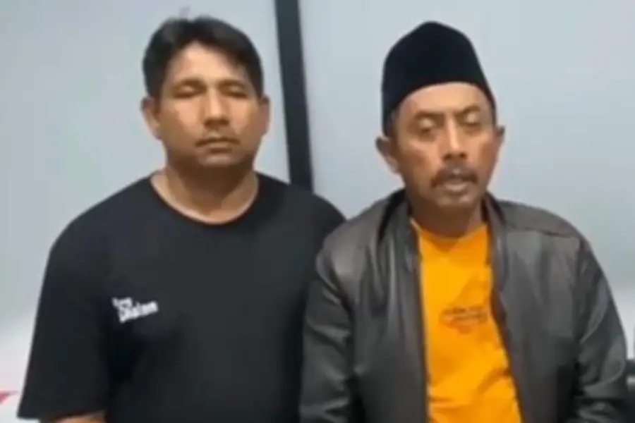 Klarifikasi H. Hajari di Mapolsek Kedungdung terkait kasus rekayasa begal di Sampang Madura.