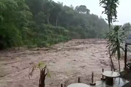 Pria Pemecah Batu di Banyuwangi Hanyut Terseret Arus Deras Sungai Badeng Foto BeritaJatim.com