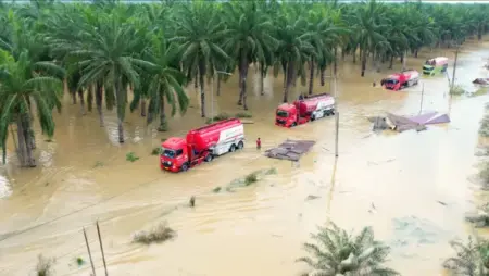 Pemerintah Kerahkan Truk BBM dan Alat Berat ke Aceh Tamiang Foto BeritaJatim.com