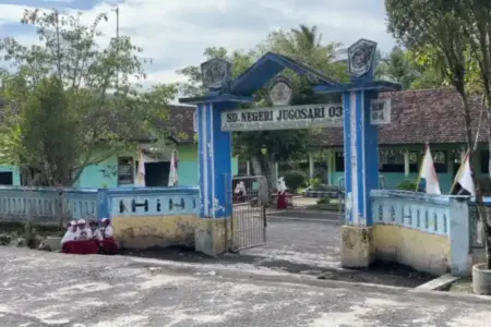Dampak Banjir Lahar Gunung Semeru, Siswa SDN Jugosari Lumajang Tak Bisa Sekolah Foto BeritaJatim.com