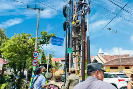 Langgar Perda dan Picu Kerugian PAD, Pemkot Mojokerto Mulai Tertibkan Kabel Fiber Optik Foto BeritaJatim.com