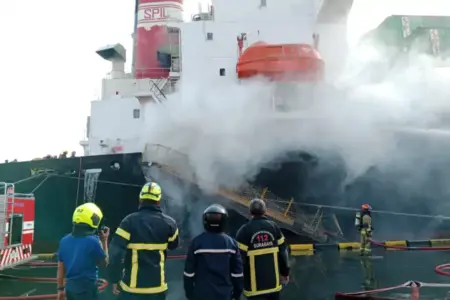 Kapal Kargo Verizon Terbakar di Pelabuhan Tanjung Perak Surabaya, Seluruh Awak Selamat Foto BeritaJatim.com