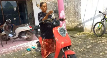 Nenek di Jombang Jatuh dari Sepeda Listrik Akibat Kalung Emas Disambar Jambret Foto BeritaJatim.com