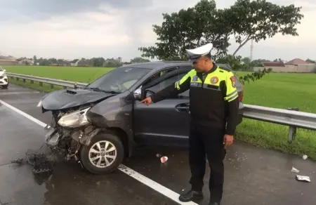Hujan Lebat Picu Avanza Tabrak Pagar Tol Jombang, Polisi: Diduga Aquaplaning Foto BeritaJatim.com